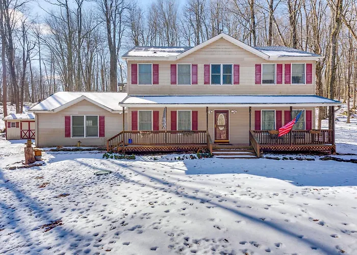 Deck, Fire Pit And Grill Spacious Pocono Lake Gem