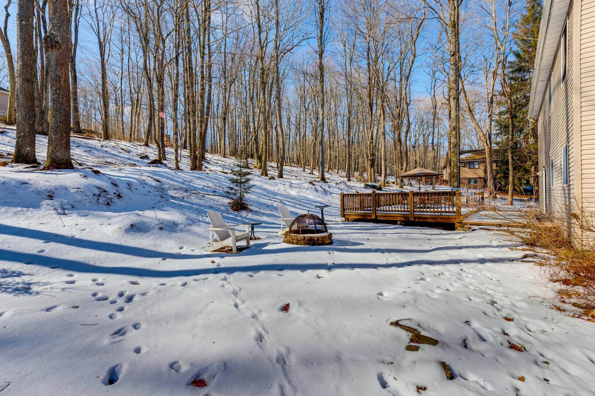 Deck, Fire Pit And Grill Spacious Pocono Gem Pocono Lake
