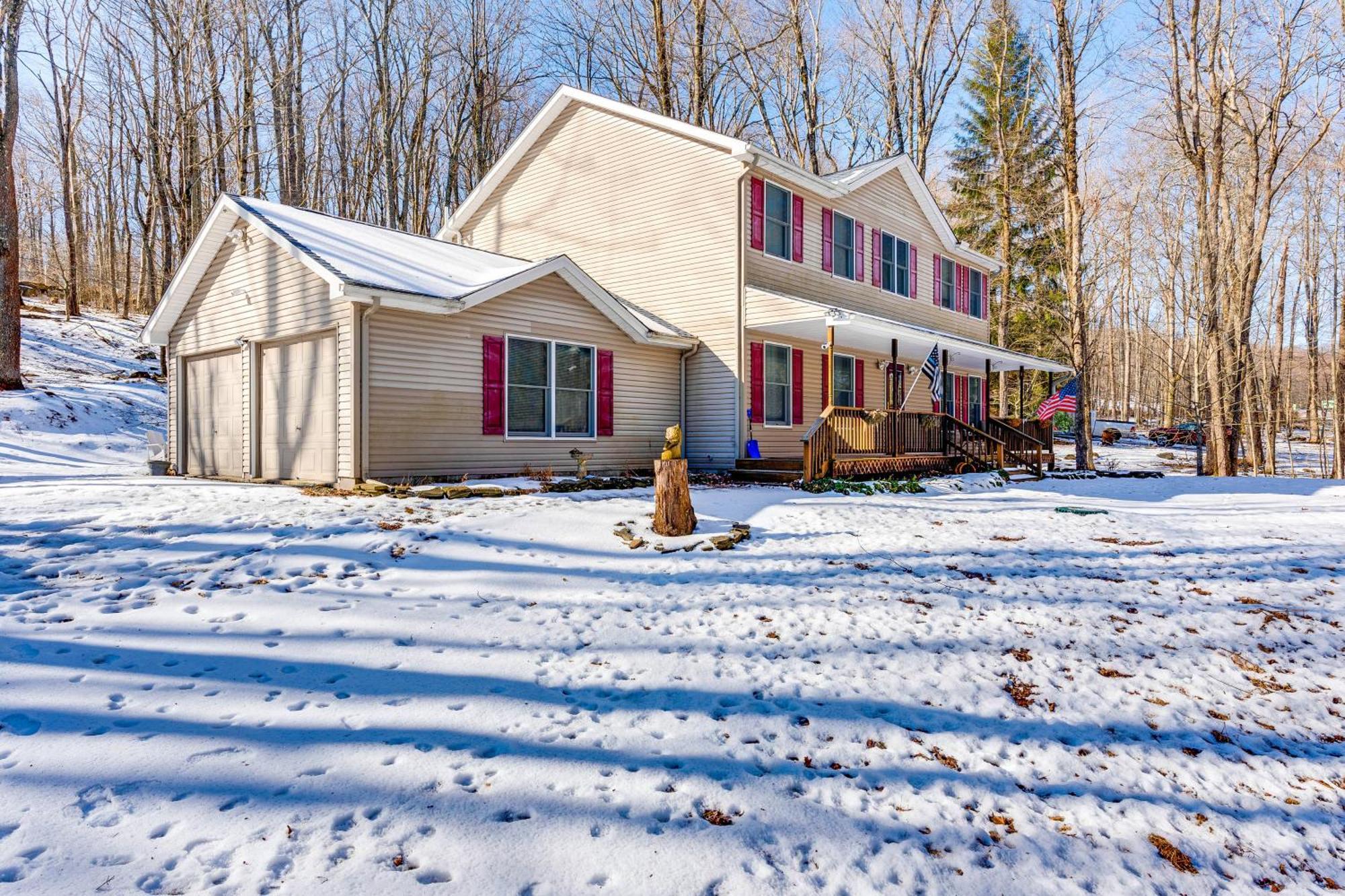 Holiday home Deck, Fire Pit And Grill Spacious Pocono Gem
