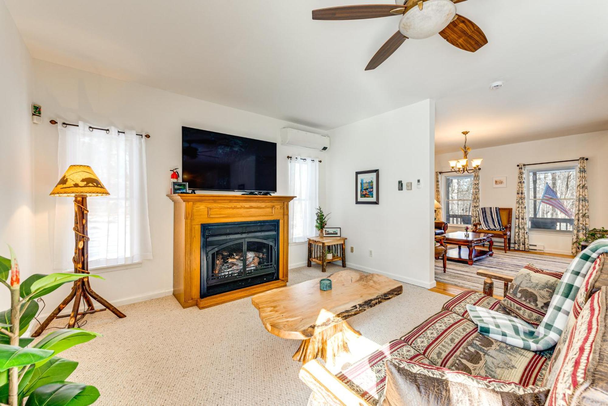 Deck, Fire Pit And Grill Spacious Pocono Gem * Pocono Lake