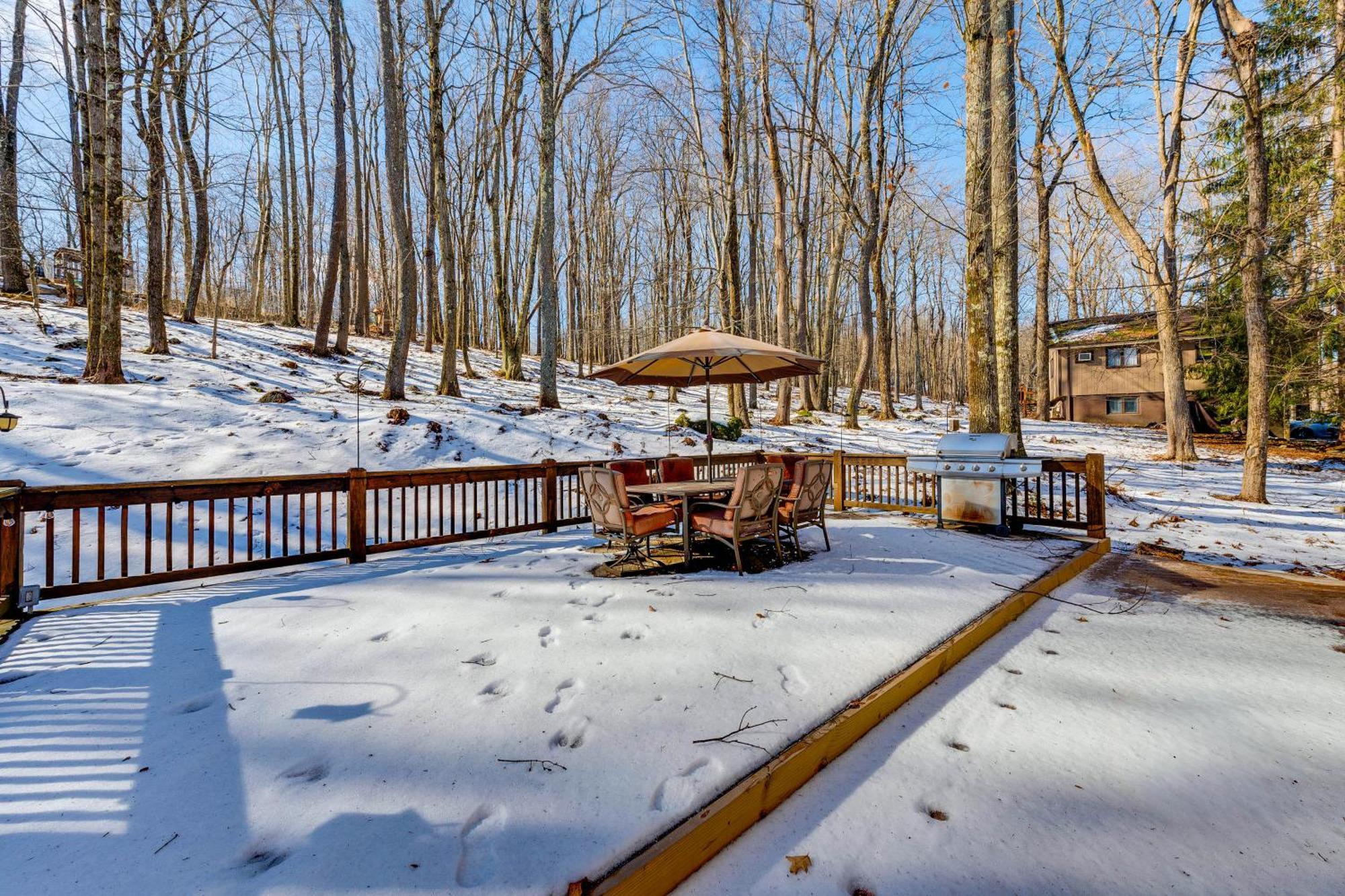 Deck, Fire Pit And Grill Spacious Pocono Gem Holiday home